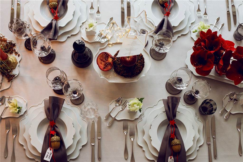 Fünf Tipps von Halterns Star-Florist für einen gelungenen Adventskaffee Mit Platzkarten und anderen kleinen Details können Sie Ihre Adventstafel einfach aufwerten.