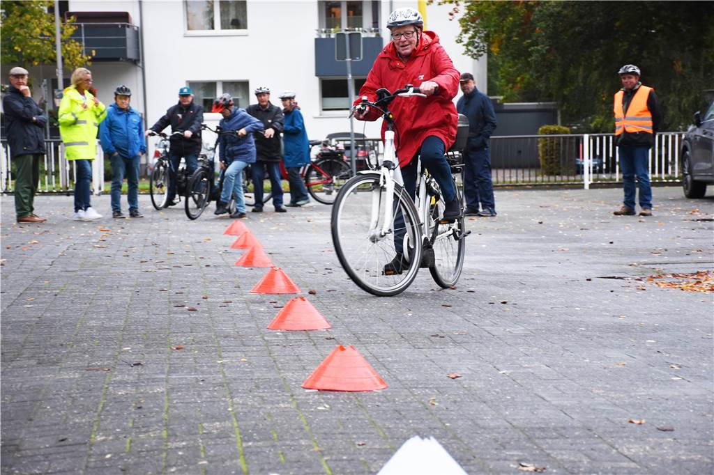 Senioren bei  Pedelec-Fahrsicherheitstraining auf dem Schulhof