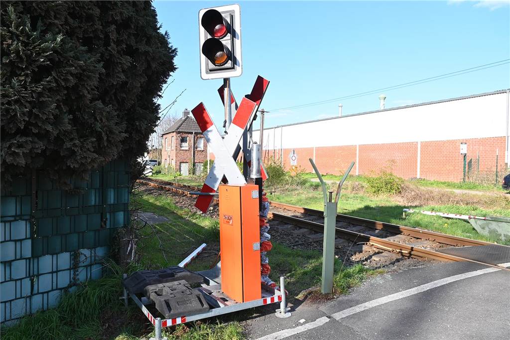 Bahnübergang in Wulfen: Provisorium soll Provisorium ersetzen Mit provisorischen Halbschranken soll der Bahnübergang gesichert we