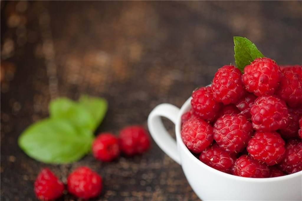 Eis, Sorbet & Frozen Yoghurt: Sommerhits ohne Eismaschine tasse voller himbeeren