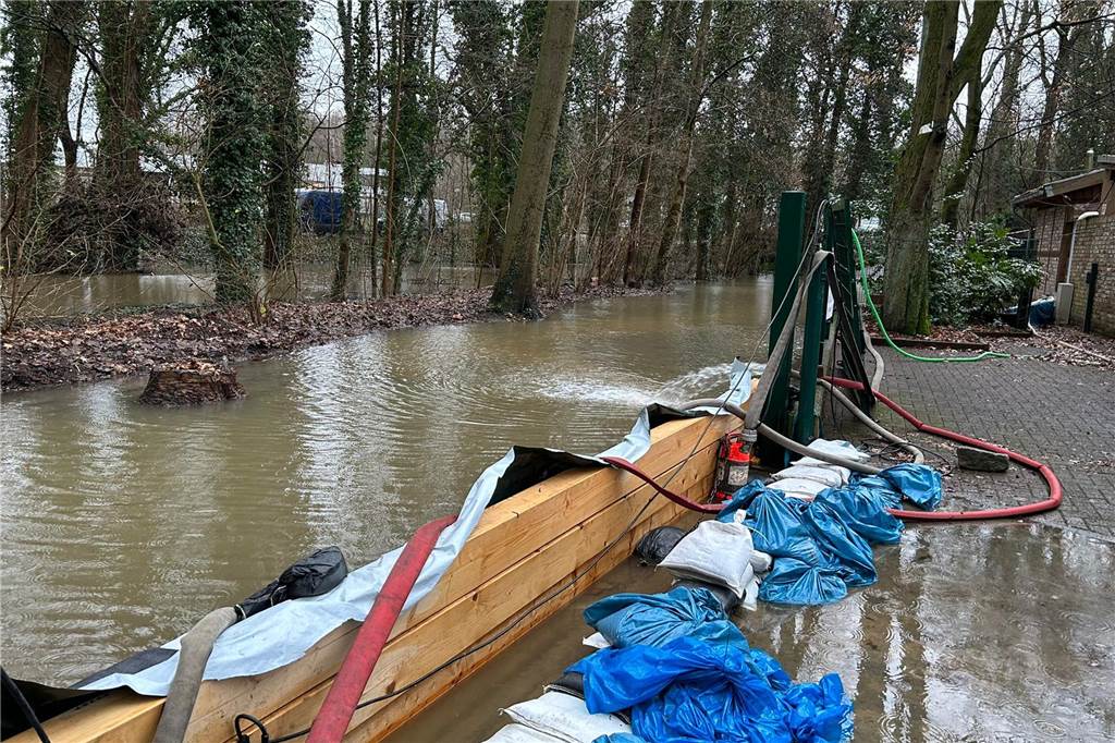 Hochwasser in Werne: So ist die aktuelle Lage in der Freilichtbühne Mit diesen Pumpen ist es gelungen, die Freilichtbühne Werne vom Wasser weitgehend zu befreien.