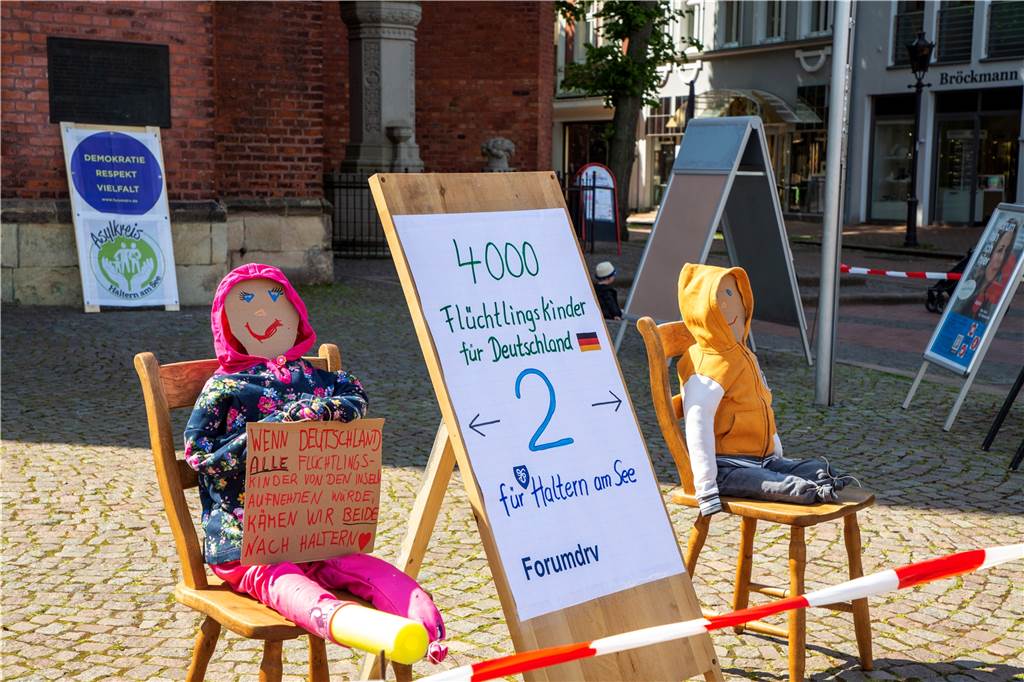 Halterner Forum appelliert an Stadt für Aufnahme von Flüchtlingskindern Mit Puppen als Flüchtlingskinder machte das Forum die Halterner Bürger auf die Aktion aufmerksam.