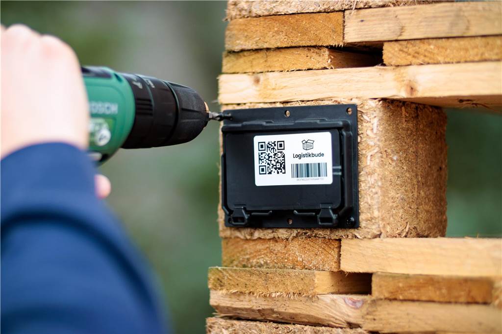 Logistikbude verhindert den immensen Schwund an Euro-Paletten Mit QR-Codes und Barcodes werden die Euro-Paletten versehen. Durch das Scannen dieser Codes kann der Verbleib jeder Palette über eine App verfolgt werden.