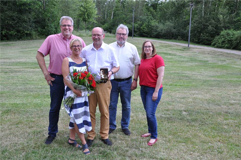 Lüner SPD wählt Rainer Schmeltzer zu ihrem Bürgermeisterkandidaten Mit Rainer Schmeltzer freuten sich über das klare Wahlergebnis (v.l.): Norbert Janßen (Stadtverbandschef), Schmeltzers Ehefrau Renate Schmeltzer-Urban, Michael Haustein (SPD-Fraktionschef) und Stefanie Lippelt (stellv. Stadtverbandschefin).