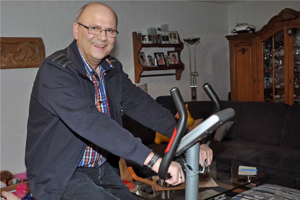 Mit regelmäßigem Training auf seinem Ergometer im Wohnzimmer bringt Dieter Landau seine Kondition auf Trab.