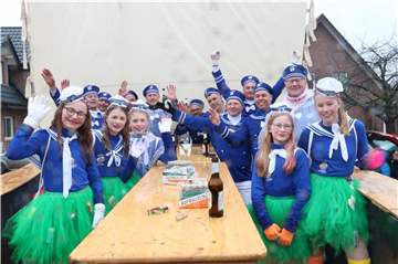 Mit Regencapes trotzen "De Tölpels" und ihre Töchter dem nass-kalten Wetter beim Ottensteiner Rosenmontagszug.
