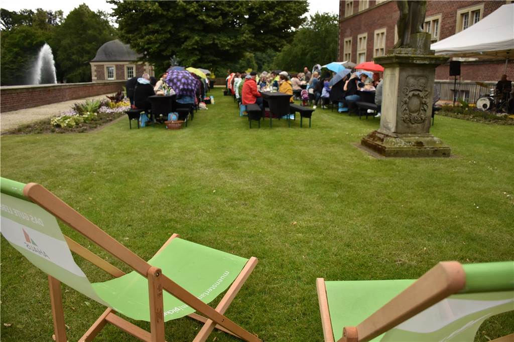 Mit Regenschirm bewaffnet waren schon am Morgen viele Besucher zum Picknick am Ahauser Schloss gekommen. Die vorbereiteten Picknickkörbe waren im Vorfeld ruckzuck ausverkauft.