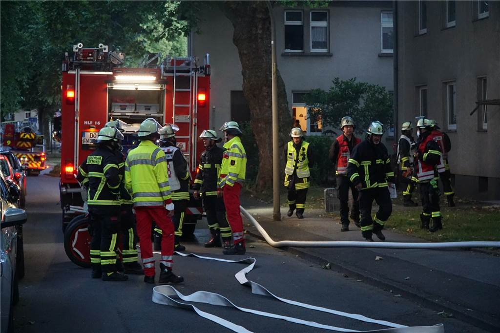 Brandeinsatz im Dortmunder Wohngebiet: Rauch quillt aus Mehrfamilienhaus Mit reichlich Personal rückte die Feuerwehr an der Händelstraße an. In einer Wohnung soll ein Spielzeug gebrannt haben.