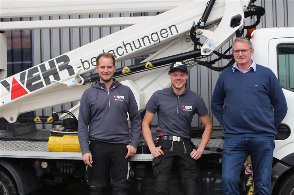 Patrick Rennar zählt zu den besten Azubis seines Fachs – das Finale folgt noch Mit Reinhard (r.) und Fabian Wehr hat den erfolgreichen Auszubildenden die dritte und vierte Generation des Familienbetriebes begleitet.