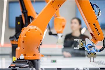 Mit Robotern hoffen die Unternehmen, Fertigungsprozesse zu optimieren, Kosten zu senken und damit wettbewerbsfähig zu bleiben. Foto: Julian Stratenschulte