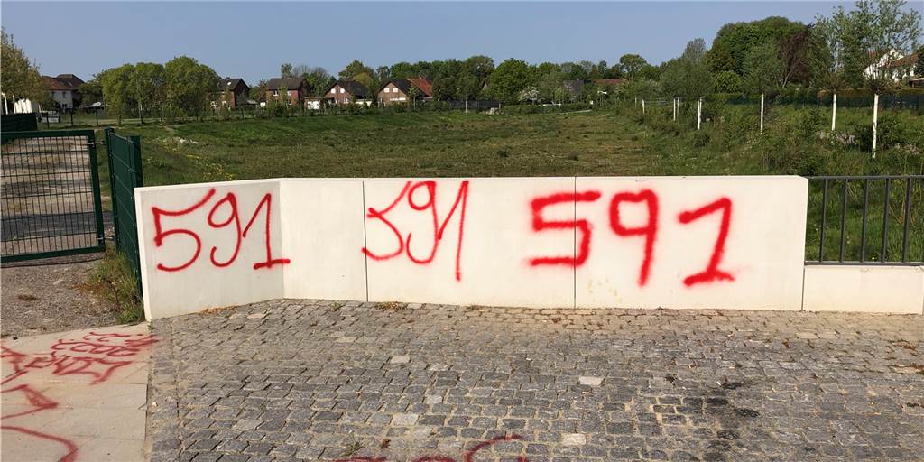 Video: Schmierereien und Vandalismus im Auenpark Selm Mit roter Farbe haben Unbekannte Mauern und Bänke im Auenpark besprüht.