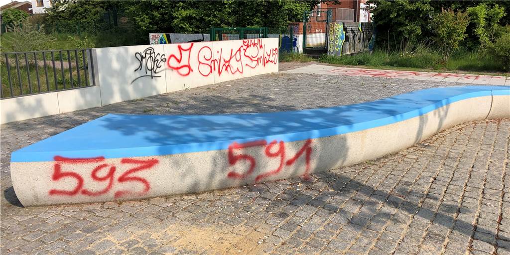 Neue Schmierereien im Auenpark in Selm - Kunst ist das nicht Mit roter Farbe haben Unbekannte Mauern und Bänke im Auenpark beschmiert.