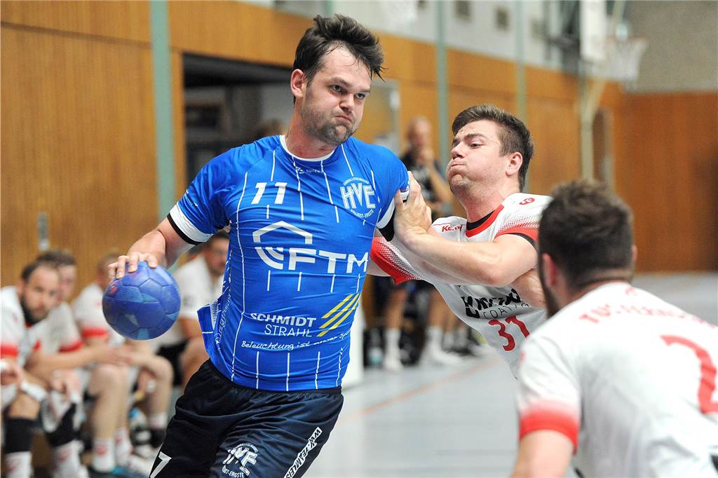 Ein Handballer der HVE Villigst-Ergste im Zweikampf.