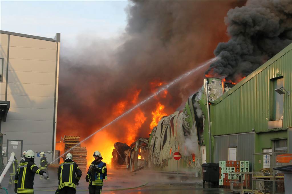 Das Feuer bei Wefapress - alle Informationen zusammengefasst Mit rund 120 Einsatzkräften bekämpften die Feuerwehren den Brand bei Wefapress.