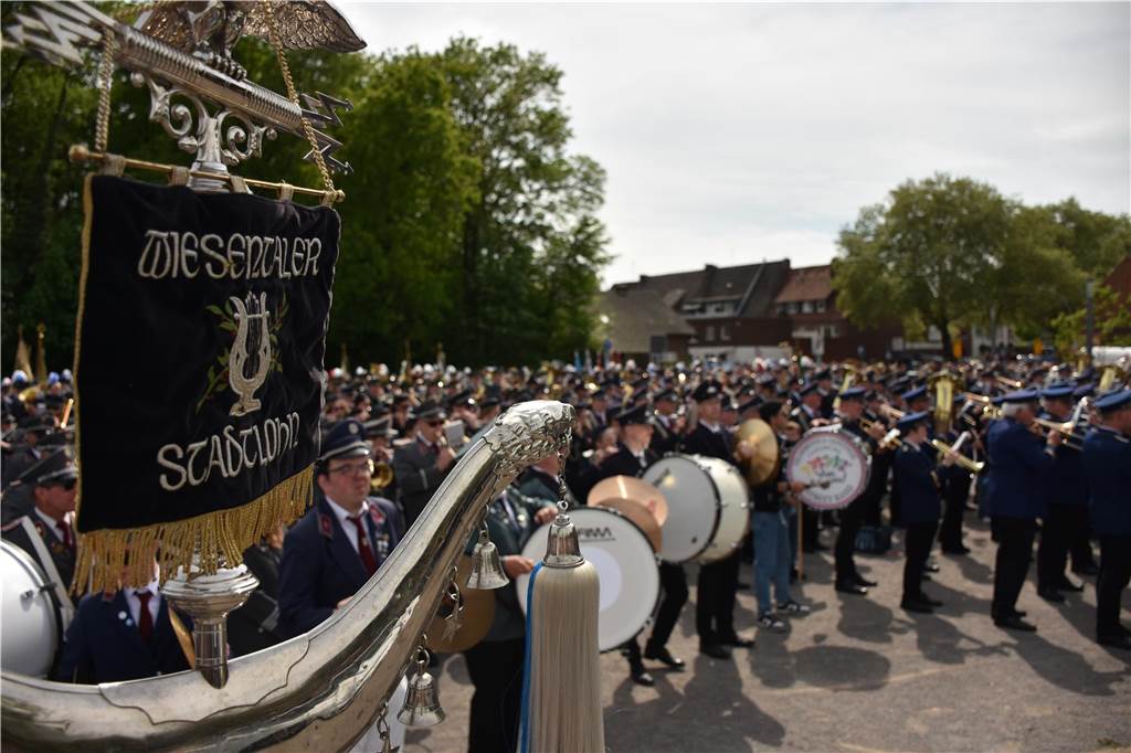 Mit rund 1300 Musikerinnen und Musikern und über 30 Gruppen hat die Musikkapelle Wiesentaler am Samstag ihr 125-jähriges Bestehen gefeiert. Einer der Höhepunkte war das gemeinsame Spiel auf dem neuen Mühlenplatz.