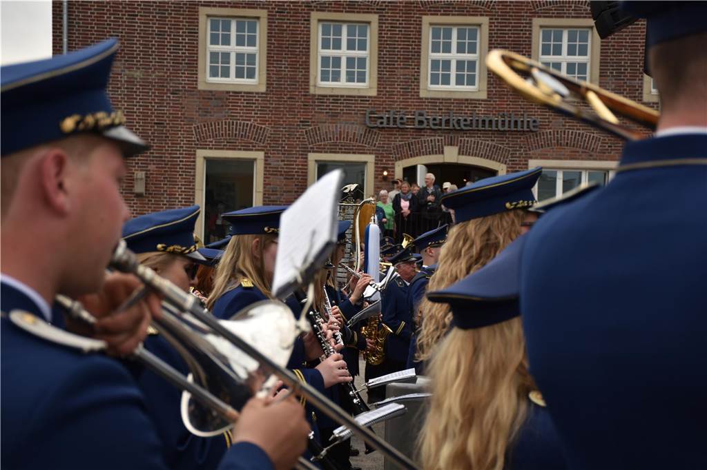 Mit rund 1300 Musikerinnen und Musikern und über 30 Gruppen hat die Musikkapelle Wiesentaler am Samstag ihr 125-jähriges Bestehen gefeiert. Einer der Höhepunkte war das gemeinsame Spiel auf dem neuen Mühlenplatz.