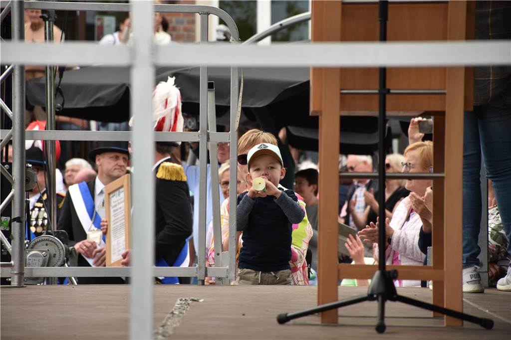 Mit rund 1300 Musikerinnen und Musikern und über 30 Gruppen hat die Musikkapelle Wiesentaler am Samstag ihr 125-jähriges Bestehen gefeiert. Einer der Höhepunkte war das gemeinsame Spiel auf dem neuen Mühlenplatz.