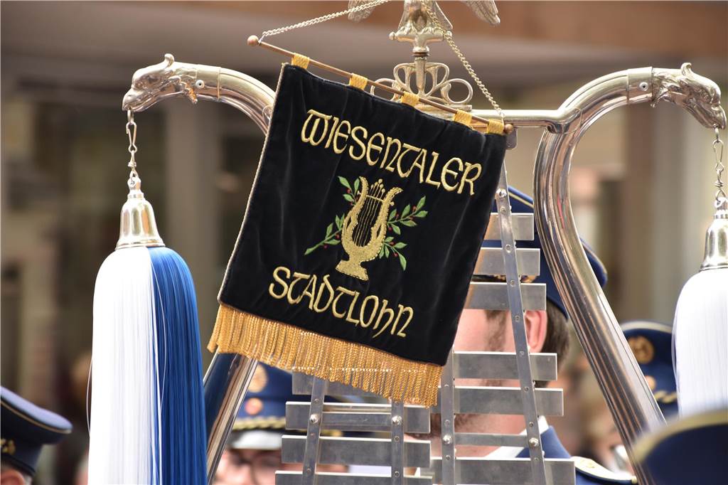 Mit rund 1300 Musikerinnen und Musikern und über 30 Gruppen hat die Musikkapelle Wiesentaler am Samstag ihr 125-jähriges Bestehen gefeiert. Einer der Höhepunkte war das gemeinsame Spiel auf dem neuen Mühlenplatz.