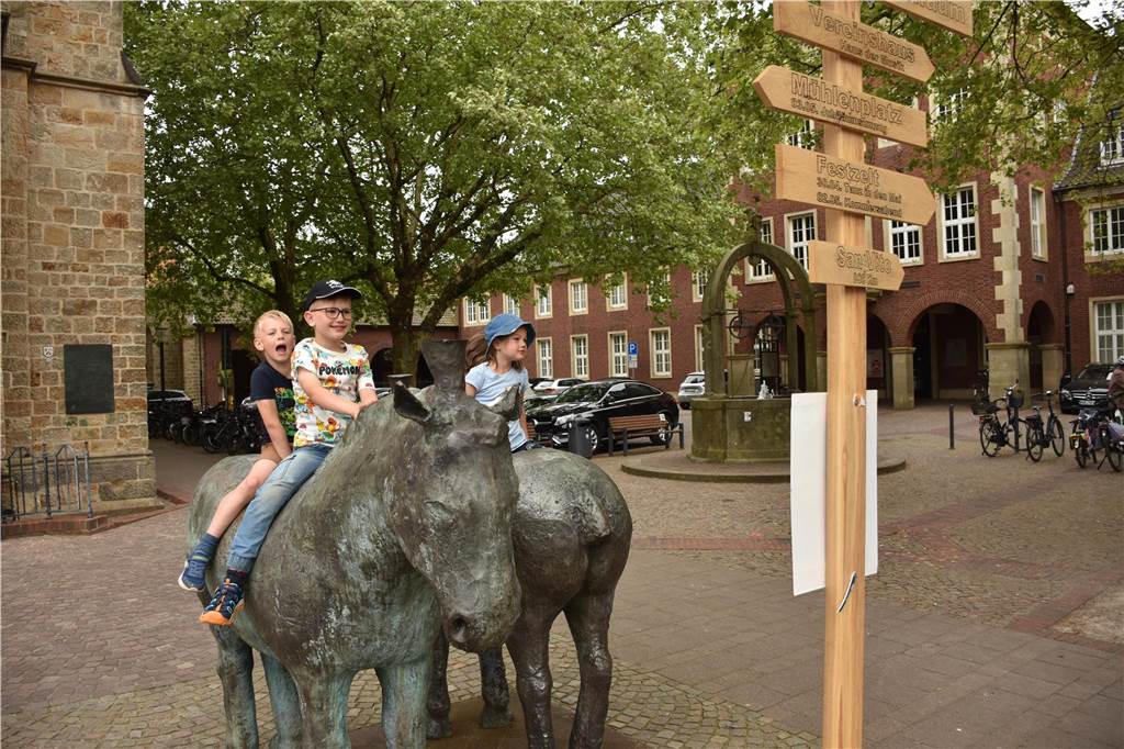 Mit rund 1300 Musikerinnen und Musikern und über 30 Gruppen hat die Musikkapelle Wiesentaler am Samstag ihr 125-jähriges Bestehen gefeiert. Einer der Höhepunkte war das gemeinsame Spiel auf dem neuen Mühlenplatz.