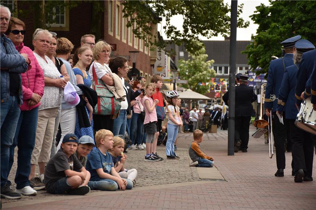 Mit rund 1300 Musikerinnen und Musikern und über 30 Gruppen hat die Musikkapelle Wiesentaler am Samstag ihr 125-jähriges Bestehen gefeiert. Einer der Höhepunkte war das gemeinsame Spiel auf dem neuen Mühlenplatz.