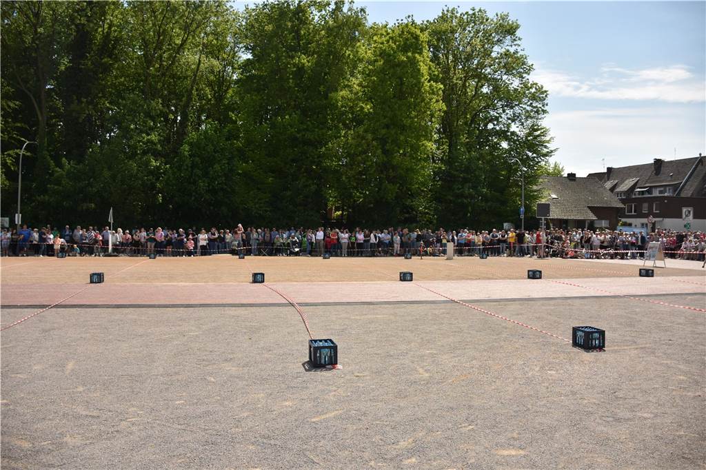 Mit rund 1300 Musikerinnen und Musikern und über 30 Gruppen hat die Musikkapelle Wiesentaler am Samstag ihr 125-jähriges Bestehen gefeiert. Einer der Höhepunkte war das gemeinsame Spiel auf dem neuen Mühlenplatz.