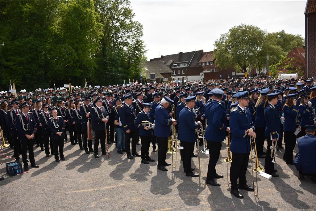 Mit rund 1300 Musikerinnen und Musikern und über 30 Gruppen hat die Musikkapelle Wiesentaler am Samstag ihr 125-jähriges Bestehen gefeiert. Einer der Höhepunkte war das gemeinsame Spiel auf dem neuen Mühlenplatz.