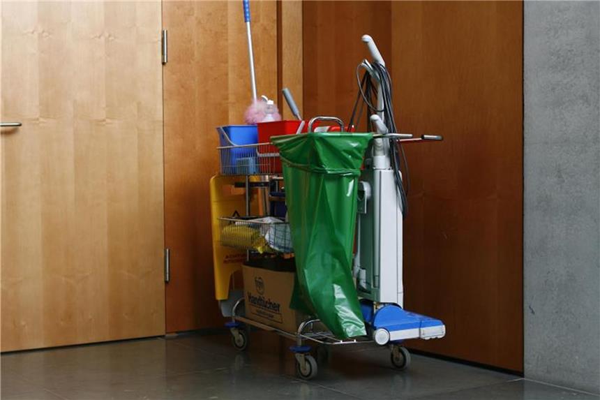 Nachtarbeit unattraktiv: Gebäudereiniger putzen tagsüber Mit rund 650.000 Mitarbeitern sind die Gebäudereiniger nach Angaben des Innungsverbands das beschäftigungsstärkste Handwerk in Deutschland. Foto: Kathrin Brunnhofer