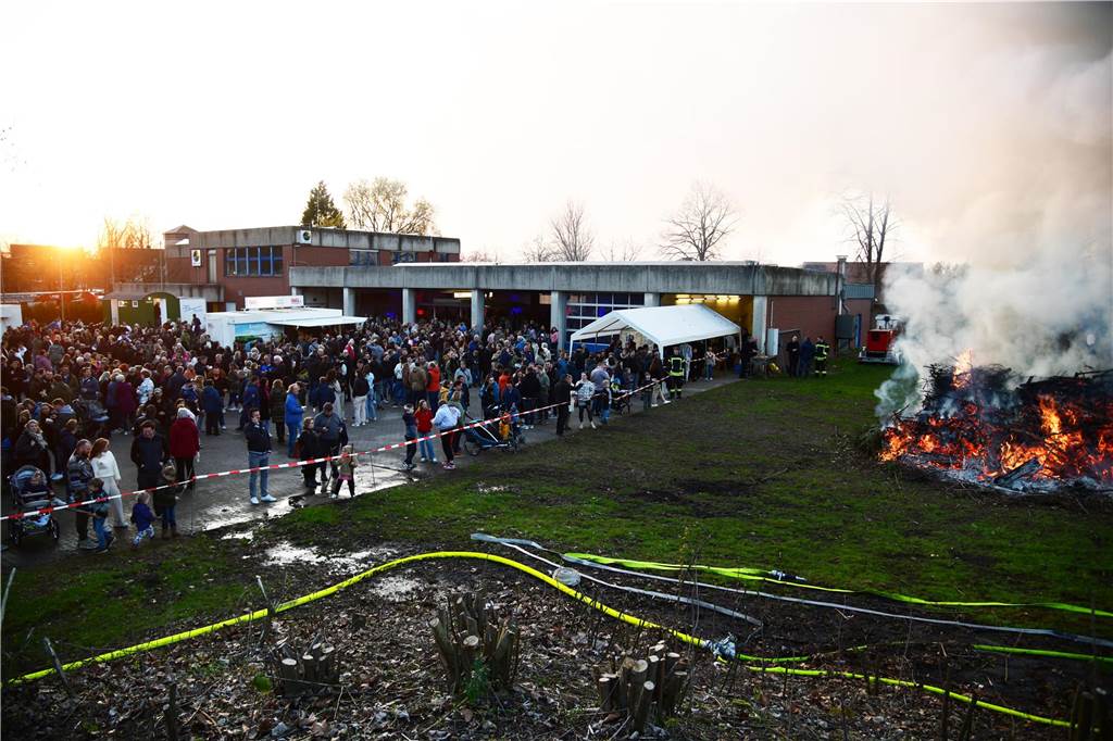 Mit rund 70 Helfern hatten die Löschzüge Bork und Hassel der Freiwilligen Feuerwehr das erste Osterfeuer nach der Pandemie organisiert.