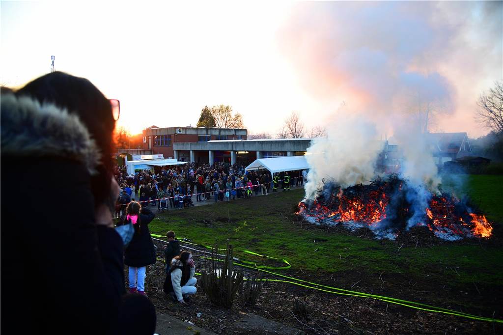 Mit rund 70 Helfern hatten die Löschzüge Bork und Hassel der Freiwilligen Feuerwehr das erste Osterfeuer nach der Pandemie organisiert.
