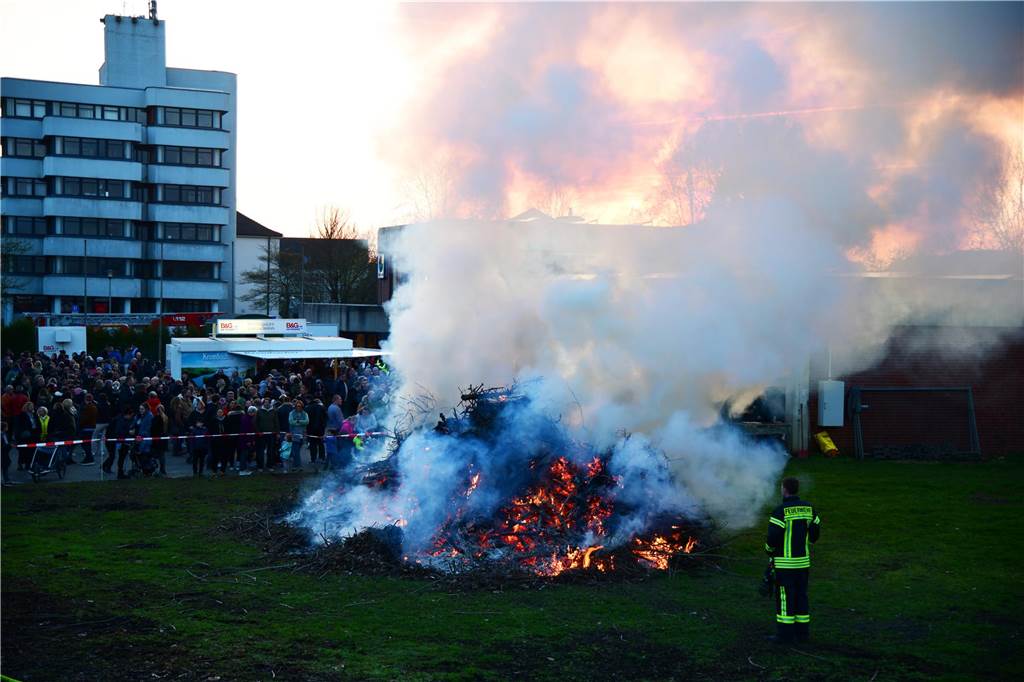 Mit rund 70 Helfern hatten die Löschzüge Bork und Hassel der Freiwilligen Feuerwehr das erste Osterfeuer nach der Pandemie organisiert.