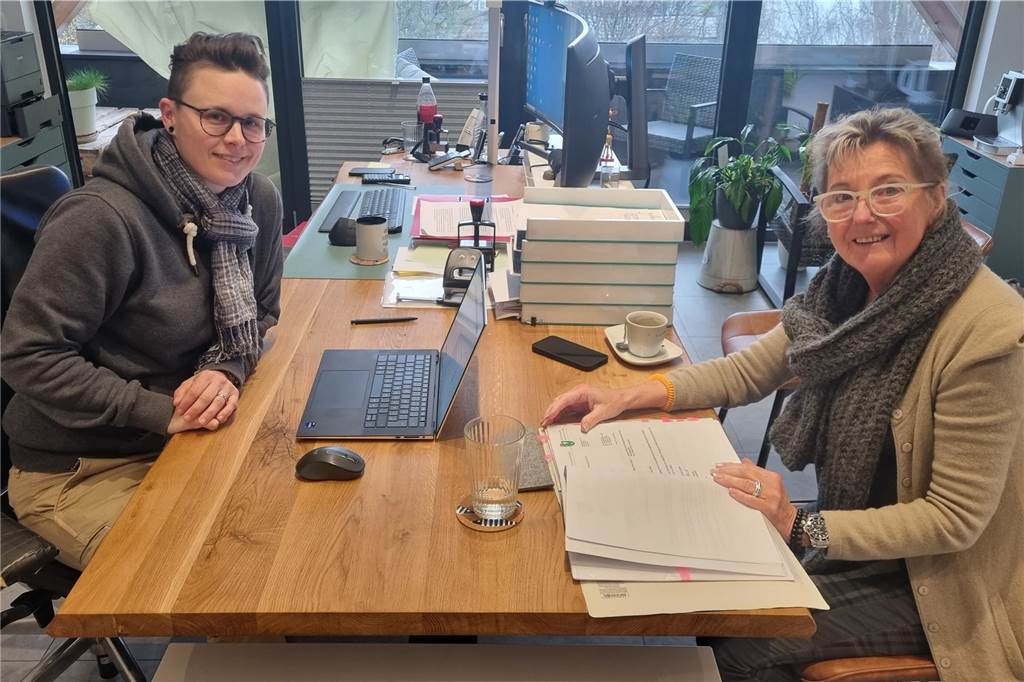 Tod durch Behandlungsfehler? Witwe von Jürgen Klahs kämpft um Schadensersatz Anwältin Sabrina Diehl und ihre Mandantin, Silvia Klahs aus Recklinghausen, sitzen sich an einem Schreibtisch gegenüber.
