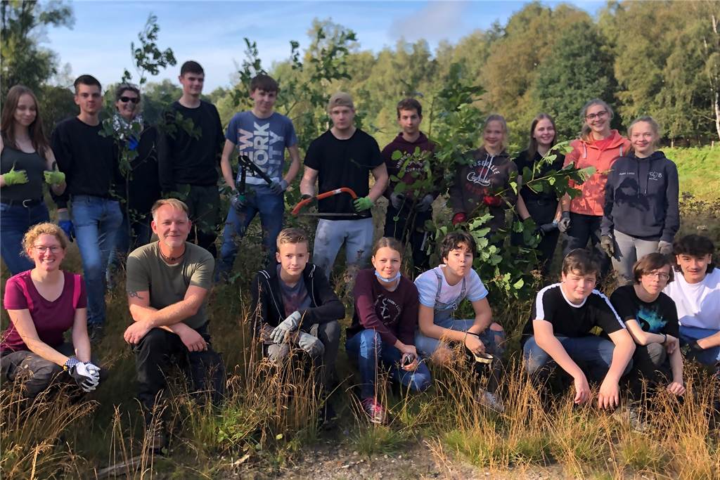 Gesamtschüler entkusseln die Heidelandschaft Mit Sägen und Astscheren rückten die Schüler Birken und Traubenkirschen zu Leibe.