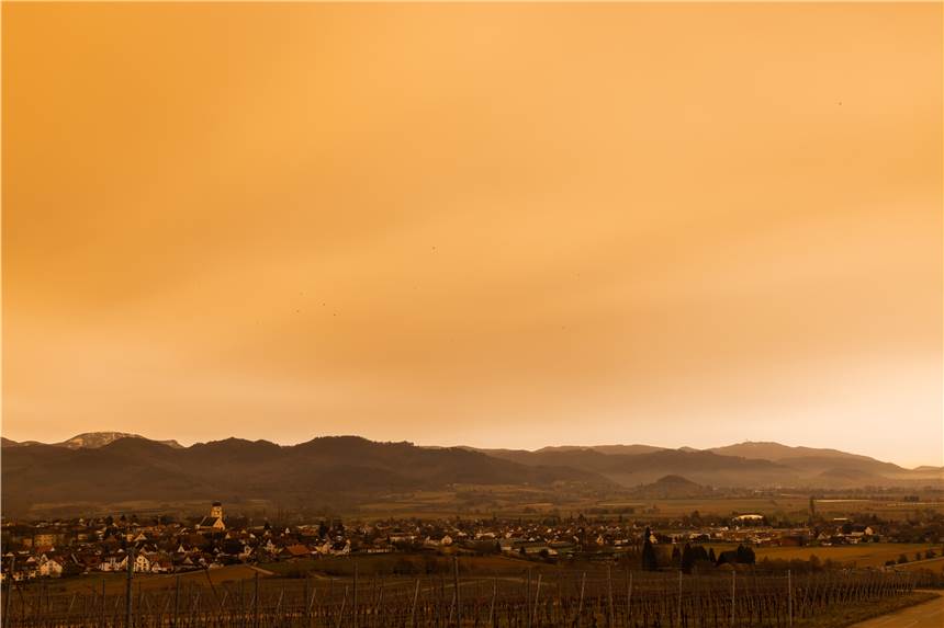 Wetterphänomene Saharastaub und „Blutregen“ erwarten NRW: Was bedeutet das für uns? Mit Saharastaub angereicherte Luft aus Nordafrika weht über dem Rheintal und sorgt für rötlich verfärbtes Tageslicht.