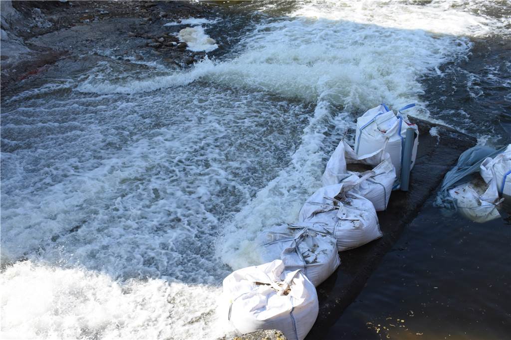 Bohrungen am Berkelwehr: Wie sieht der Boden unter der Anlage aus? Mit Sandsäcken versuchen die Arbeiter, das Wasser fernzuhalten.