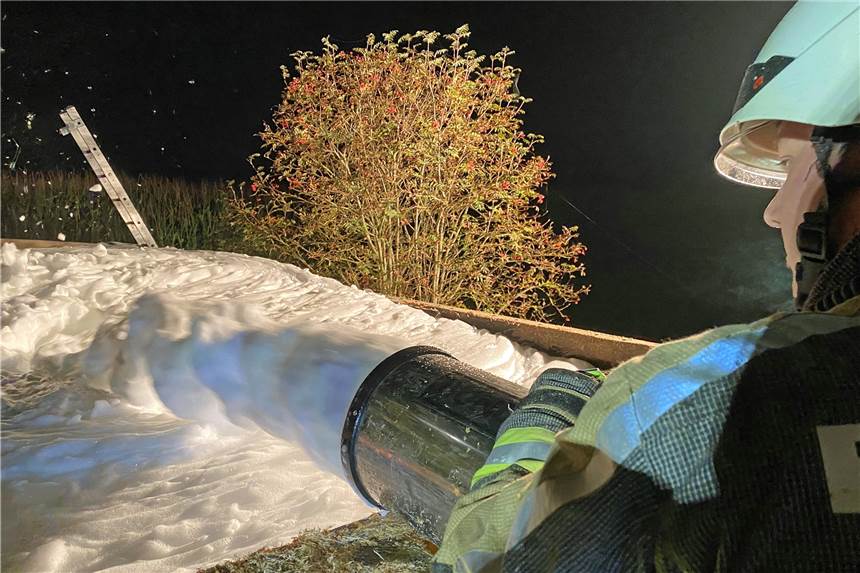 Spänebunker in Flammen: Löschzug rückte zu Feuer an der Harmate aus Mit Schaum wurden die Glutnester erstickt.