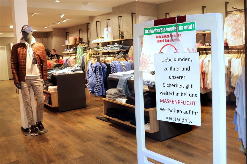 Maske ab oder auf? Darauf müssen sich die Halterner beim Einkaufen einstellen Mit Schildern weist das Modehaus van Buer auf die weiter bestehende Maskenpflicht hin.