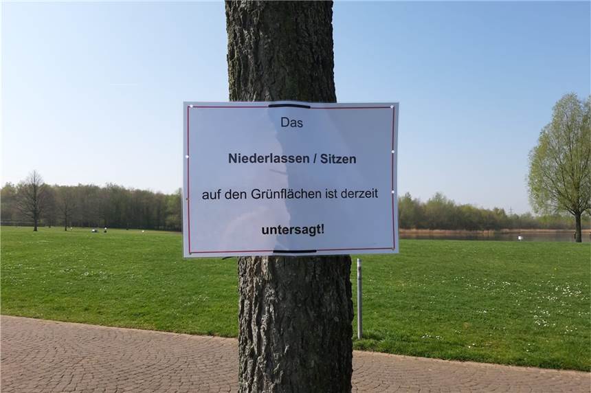 Mehr Abstand: Stadt untersagt das Liegen und Sitzen im Seepark Mit Schildern weist die Stadt Lünen auf die neue Situation im Seepark hin.