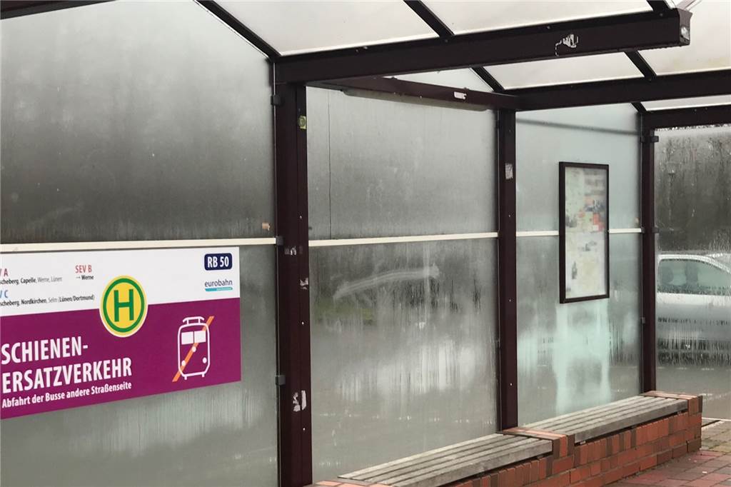 Schienenersatzverkehr für RB 50 fährt ab Bahnhof Davensberg mit drei Buslinien Mit Schildern wird am Bahnhof Davensberg auf den SEV für die RB50 aufmerksam gemacht.