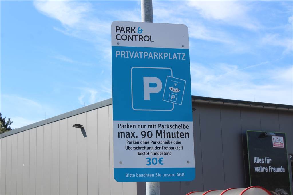Dieter Suckow ärgert sich: 30-Euro-Knöllchen auf dem Lidl-Parkplatz kassiert Ein Schild weist auf dem Parkplatz an der Wiesenstraße in Datteln auf die Parkscheiben-Pflicht hin.