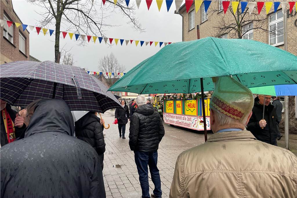 Mit Schirmen, Mützen und Kostümen verfolgten die Olfener die Schlüsselübergabe