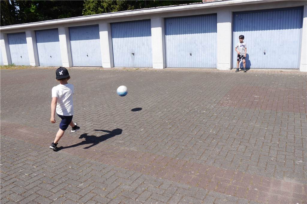Marl: Fußballfreunde Ben (8) und Henri (7) retten Nachbarn (76) das Leben Mit Schmackes: Henri würde gerne Stürmer werden und schießt den Ball in Richtung Ben, der später tatsächlich gerne Torwart wäre - oder Rettungssanitäter.
