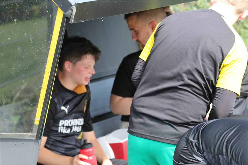 Schockdiagnose nach Pokalspiel: Für einen Youngster ist die Hinrunde schon gelaufen Mit schmerzverzerrtem Gesicht wartet Langschedes Niklas Müller auf der Auswechselbank auf die Rettungssanitäter.