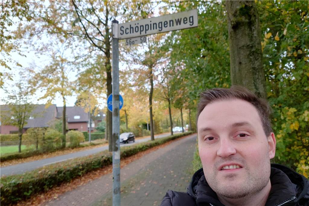 Straßennamen in Münster geben manches Rätsel auf Marek Neppl steht vor dem Straßenschild Schöppingenweg und schaut in die Kamera