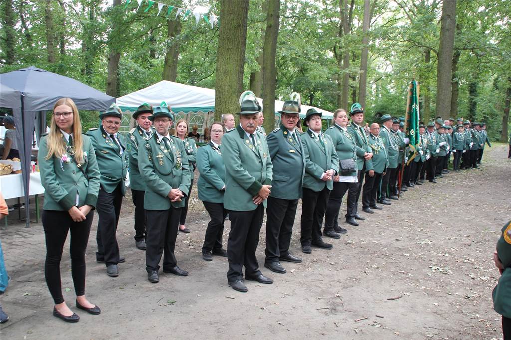 Mit schottischer Dudelsackmusik, Böllerschüssen, lobenden Worten für das scheidende Kaiserpaar Ludger Reckers und Anita Fisher und einer Vielzahl an Gästen feierte der Schützenverein Frohsinn 07 Werne am Samstag ein gelungenes Sommerschützenfest.