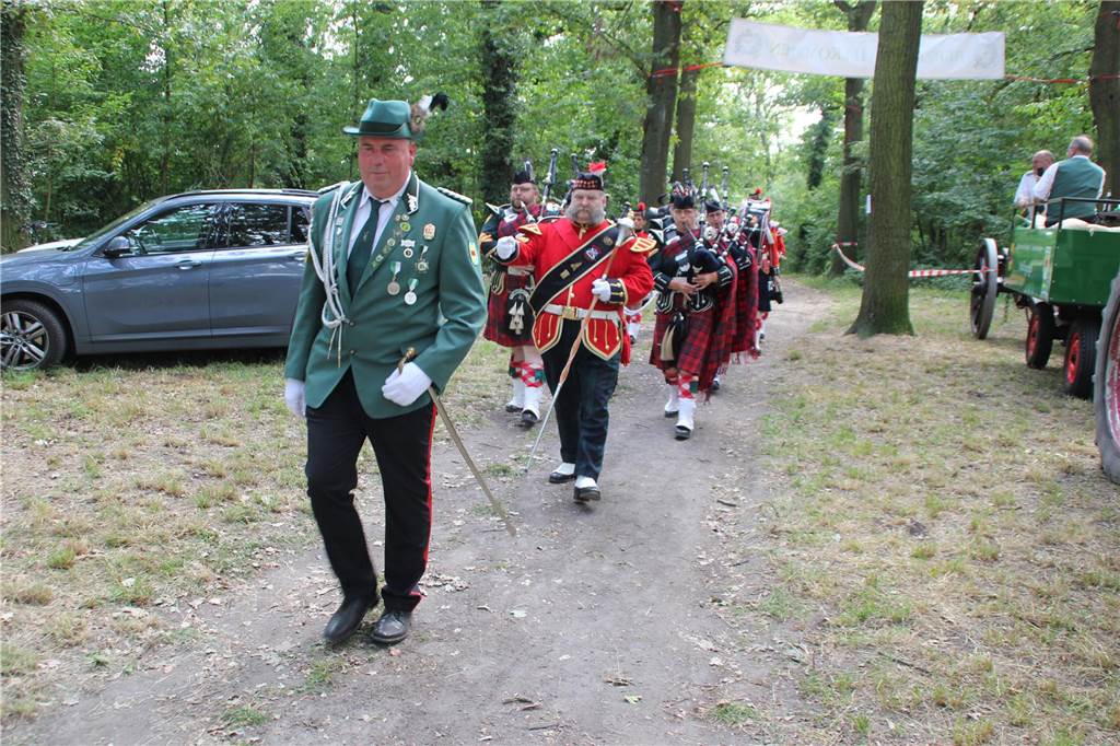 Mit schottischer Dudelsackmusik, Böllerschüssen, lobenden Worten für das scheidende Kaiserpaar Ludger Reckers und Anita Fisher und einer Vielzahl an Gästen feierte der Schützenverein Frohsinn 07 Werne am Samstag ein gelungenes Sommerschützenfest.