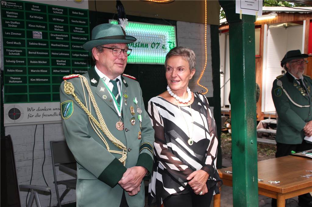 Mit schottischer Dudelsackmusik, Böllerschüssen, lobenden Worten für das scheidende Kaiserpaar Ludger Reckers und Anita Fisher und einer Vielzahl an Gästen feierte der Schützenverein Frohsinn 07 Werne am Samstag ein gelungenes Sommerschützenfest.