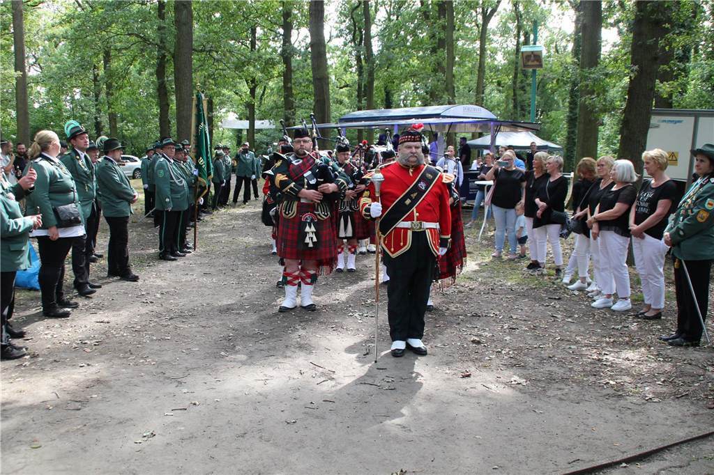 Mit schottischer Dudelsackmusik, Böllerschüssen, lobenden Worten für das scheidende Kaiserpaar Ludger Reckers und Anita Fisher und einer Vielzahl an Gästen feierte der Schützenverein Frohsinn 07 Werne am Samstag ein gelungenes Sommerschützenfest.