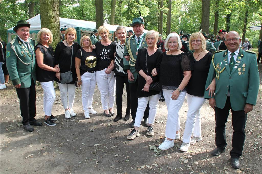 Mit schottischer Dudelsackmusik, Böllerschüssen, lobenden Worten für das scheidende Kaiserpaar Ludger Reckers und Anita Fisher und einer Vielzahl an Gästen feierte der Schützenverein Frohsinn 07 Werne am Samstag ein gelungenes Sommerschützenfest.