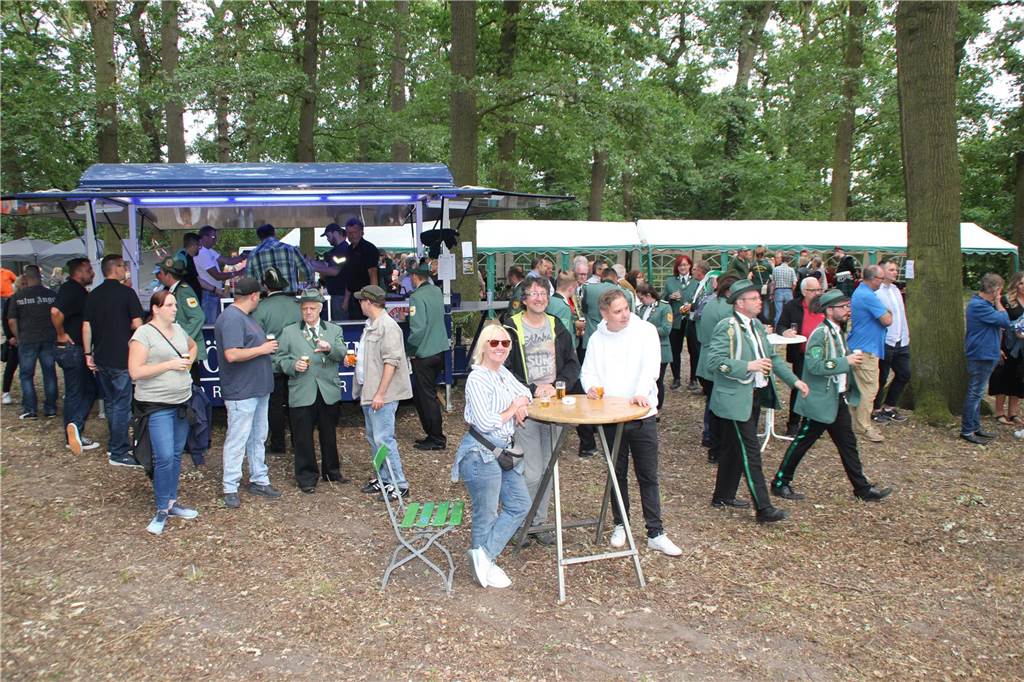 Mit schottischer Dudelsackmusik, Böllerschüssen, lobenden Worten für das scheidende Kaiserpaar Ludger Reckers und Anita Fisher und einer Vielzahl an Gästen feierte der Schützenverein Frohsinn 07 Werne am Samstag ein gelungenes Sommerschützenfest.