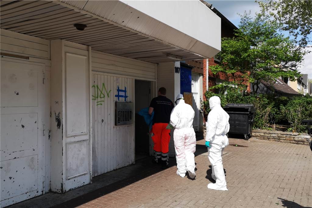 Dem Coronavirus auf der Spur: 200 Castrop-Rauxeler an einem Tag getestet Mit Schutzkleidung betraten zwei Mitarbeiter des DRK und ein Dolmetscher das Haus an der Langen Straße, um mit den Tests zu beginnen.